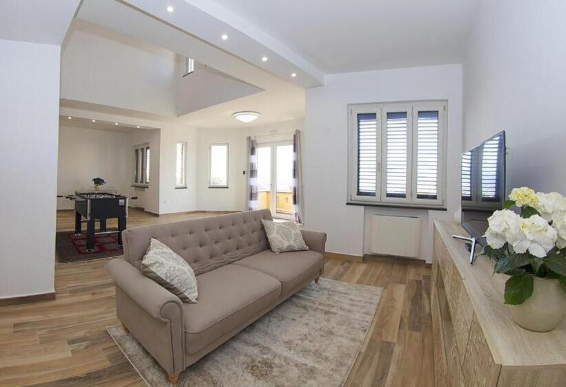 جناح مطلّ علي حمام السباحة, Villa C Luxury Estate