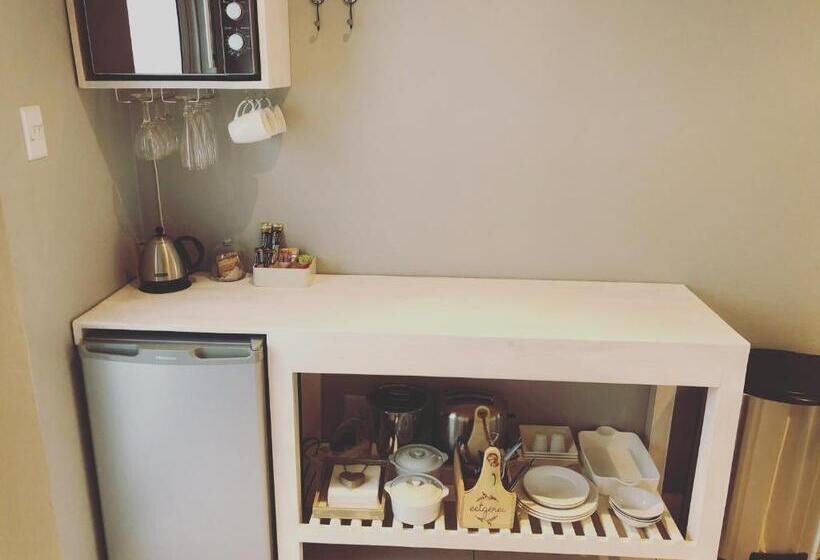 חדר משפחתי, Chives Cottage