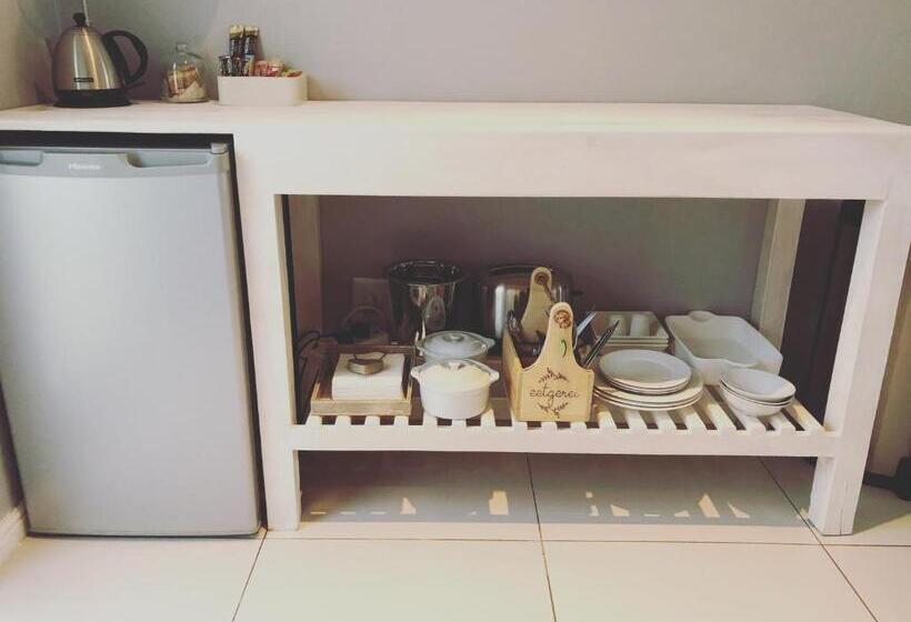 חדר משפחתי, Chives Cottage