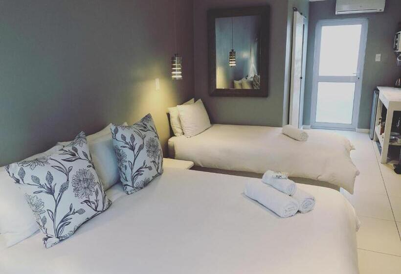 חדר משפחתי, Chives Cottage