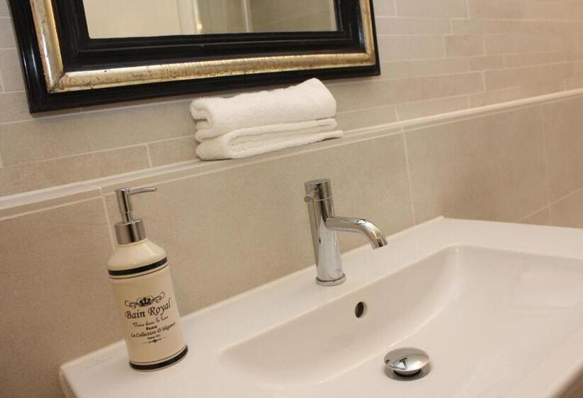 جناح ديلوكس, De Verrassing