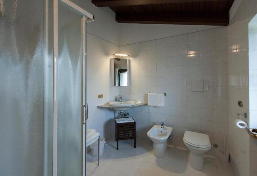 带大床的标准间, Alle Robinie