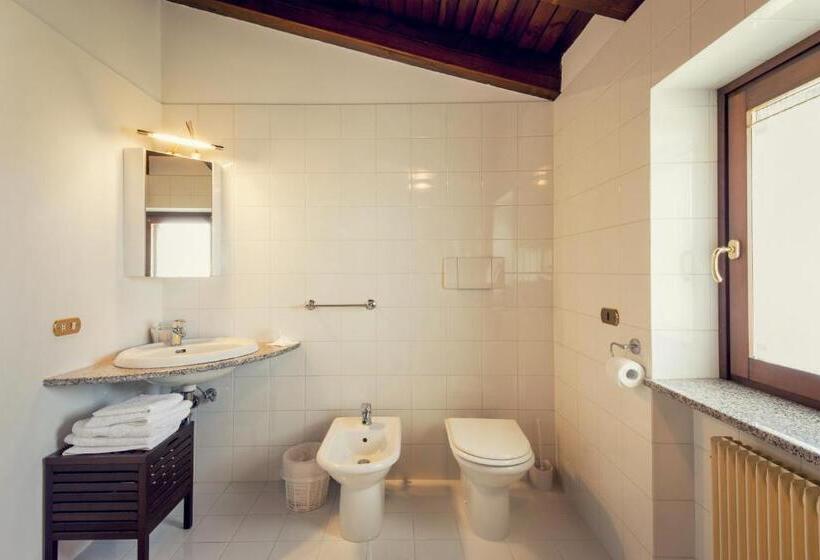 带大床的标准间, Alle Robinie