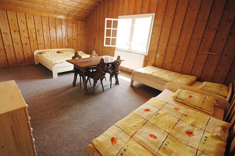 غرفة قياسية رباعية, Myslivna