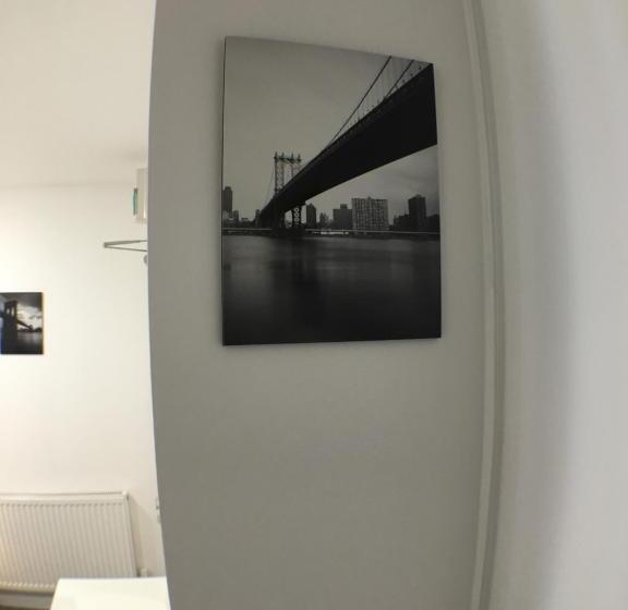 エコノミールーム, Parsons Street