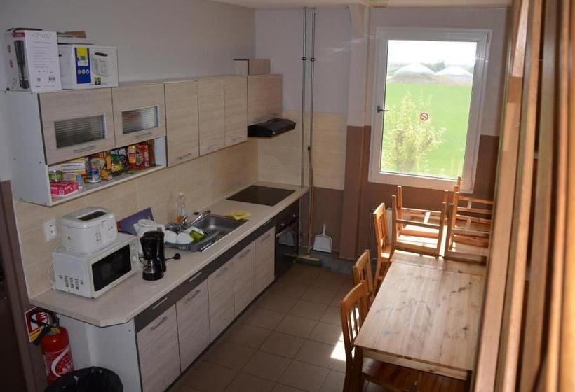 エコノミー4人部屋, Country House Reem