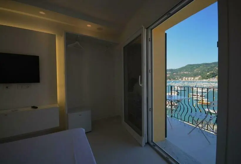 اتاق لوکس با بالکن و چشم‌انداز دریا, Al Molo Sea View Rooms