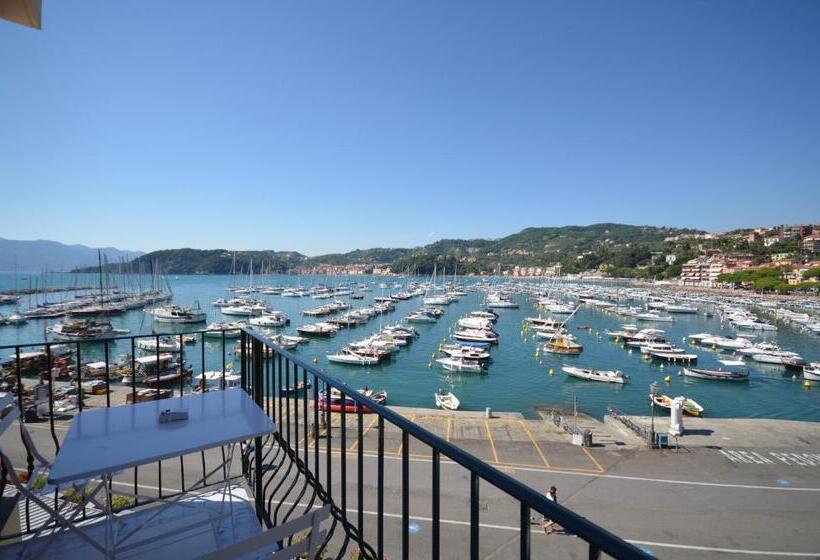 オーシャンビューデラックスルームバルコニー付き, Al Molo Sea View Rooms