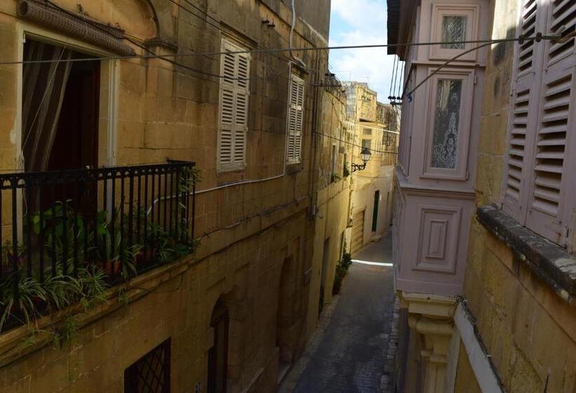 اتاق استاندارد با بالکن, Maria Townhouse Heart Of Victoria B&b