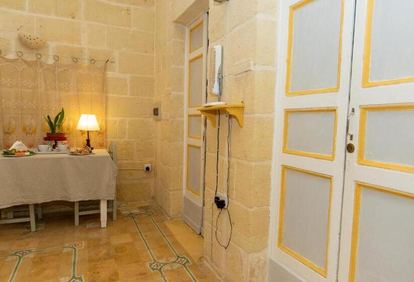 اتاق استاندارد با بالکن, Maria Townhouse Heart Of Victoria B&b