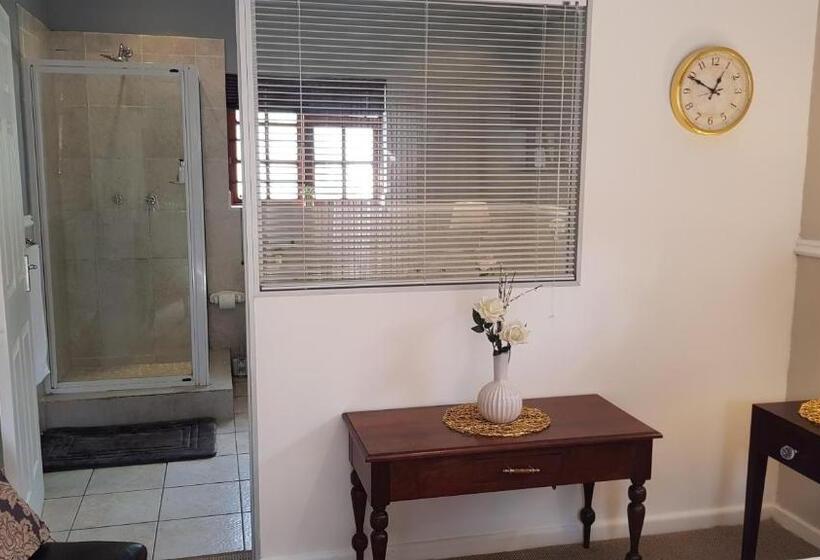 Люкс Вид на Бассейн, Walmer Heights Guest House