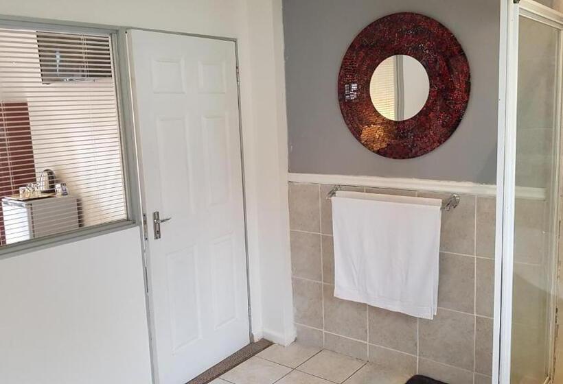 Люкс Вид на Бассейн, Walmer Heights Guest House