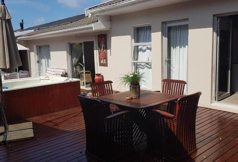 Люкс Вид на Бассейн, Walmer Heights Guest House