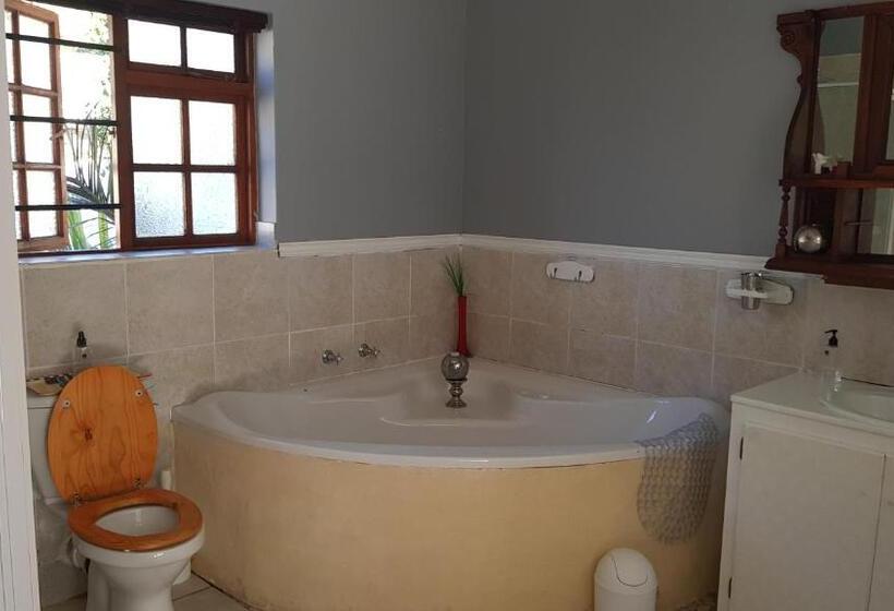 Люкс Вид на Бассейн, Walmer Heights Guest House