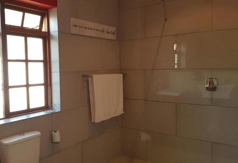 Полулюкс Вид на Бассейн, Walmer Heights Guest House