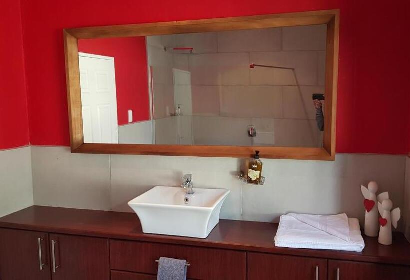 Полулюкс Вид на Бассейн, Walmer Heights Guest House