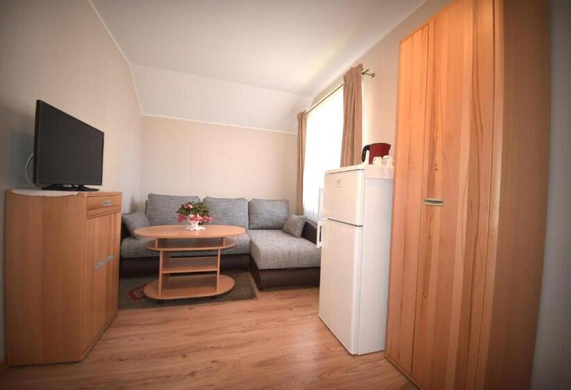 اتاق راحتی سه تخته, Ramybes Sala