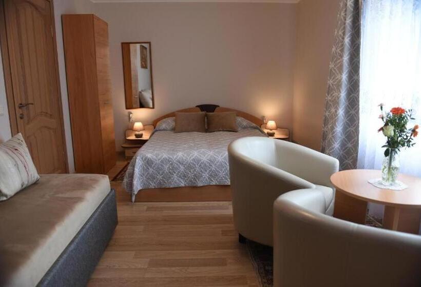 اتاق کلاسیک سه تخته, Ramybes Sala