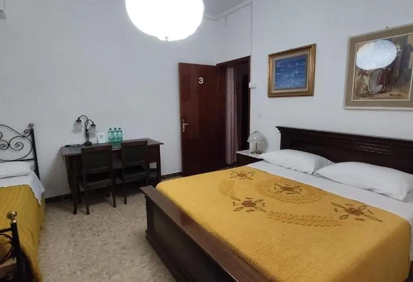 スタンダードトリプルルームの外観-バスルーム, Casa Elvezia Guest House