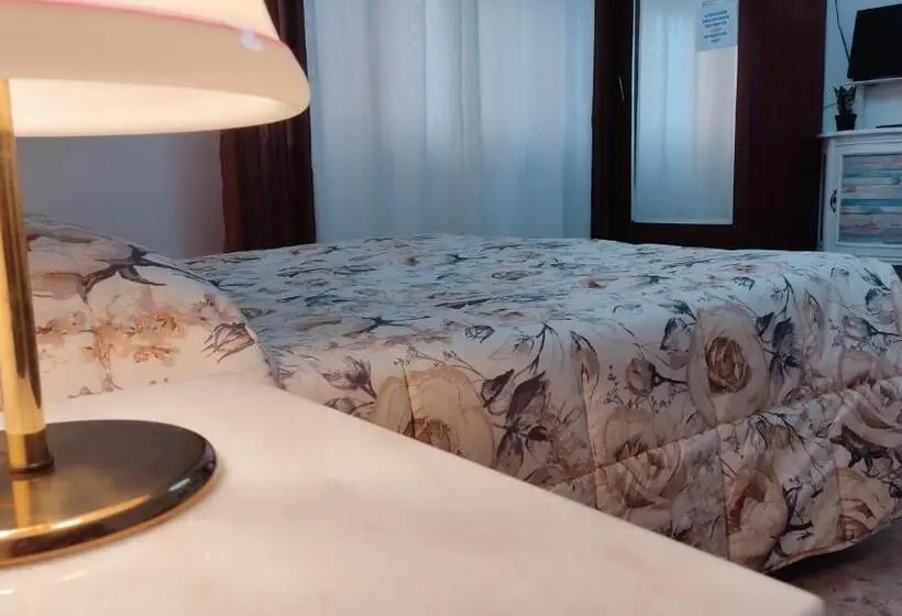 スタンダードトリプルルームの外観-バスルーム, Casa Elvezia Guest House