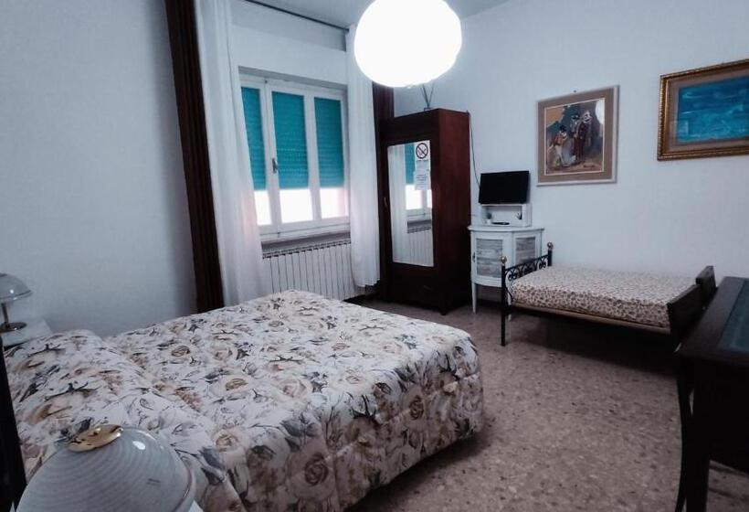 Стандартный внешний трехместный номер с ванной комнатой, Casa Elvezia Guest House