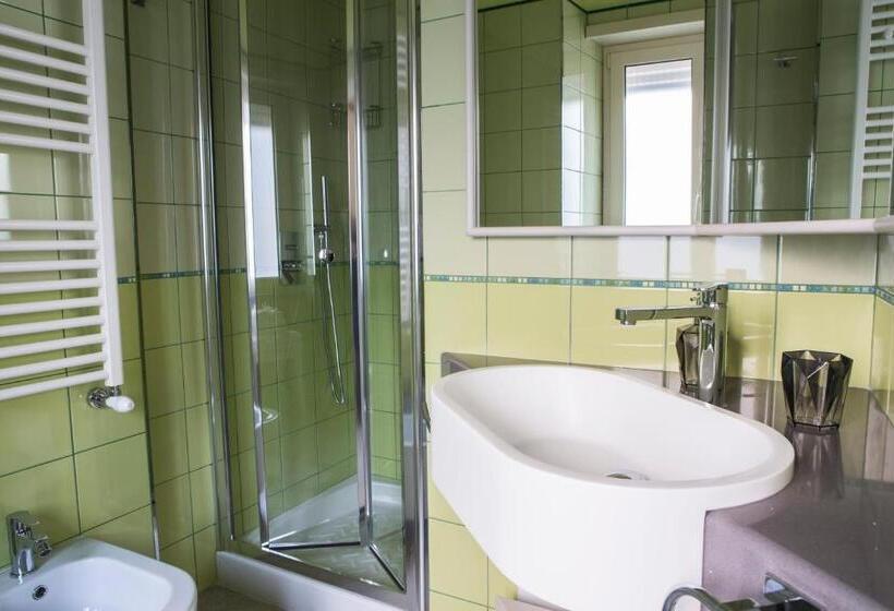 غرفة أساسية, Malakiri