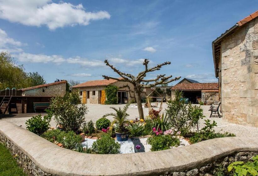 스탠다드 룸 킹사이즈 침대, The Wild Seeds