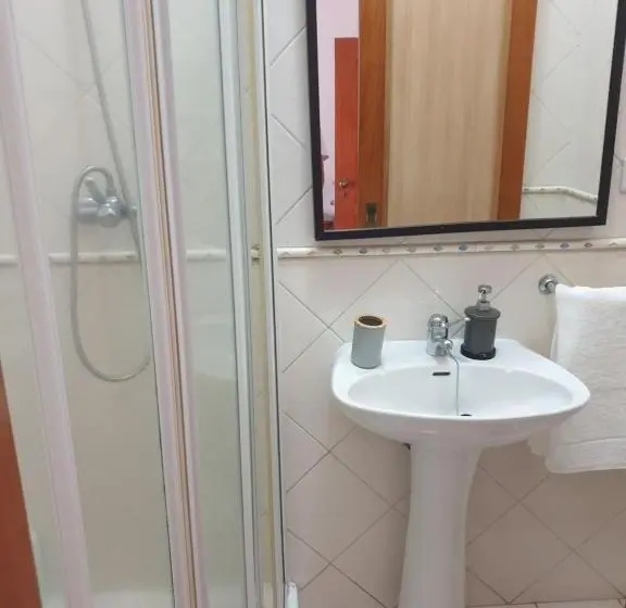 ルームシェアのワンベッド, Hostel Do Ermal