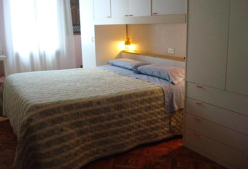 带共用浴室的标准房间, Cristina House