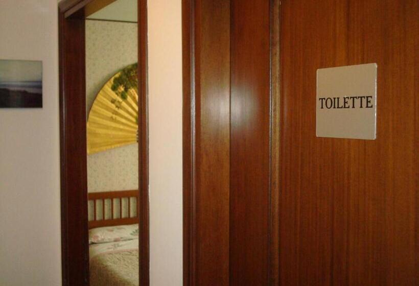 带共用浴室的标准房间, Cristina House