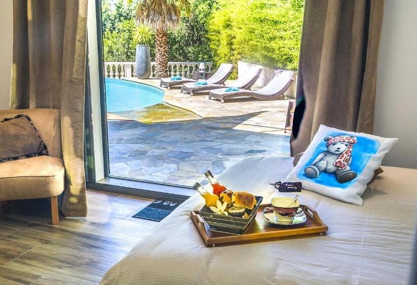غرفة قياسية مطلّة علي حمام السباحة, B&b Les Voiles De Valescure Chambres D Hôtes Et Son Espace Bien être