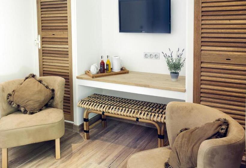 غرفة قياسية مطلّة علي حمام السباحة, B&b Les Voiles De Valescure Chambres D Hôtes Et Son Espace Bien être