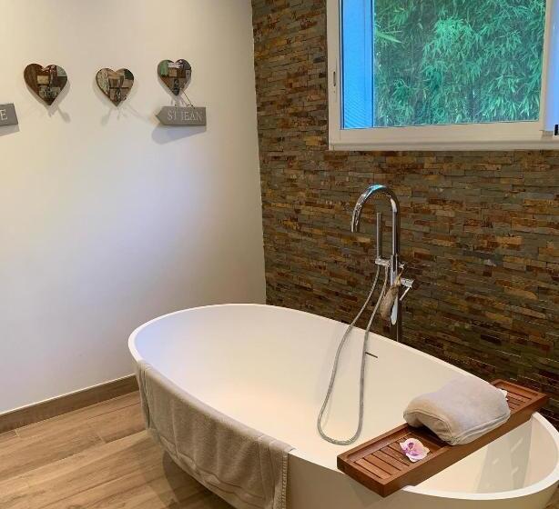 חדר סטנדרט נוף לבריכה, B&b Les Voiles De Valescure Chambres D Hôtes Et Son Espace Bien être