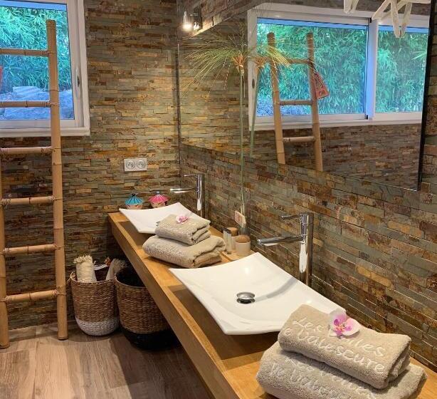 חדר סטנדרט נוף לבריכה, B&b Les Voiles De Valescure Chambres D Hôtes Et Son Espace Bien être