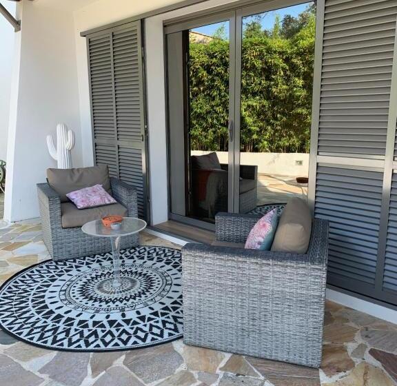 חדר סטנדרט נוף לבריכה, B&b Les Voiles De Valescure Chambres D Hôtes Et Son Espace Bien être