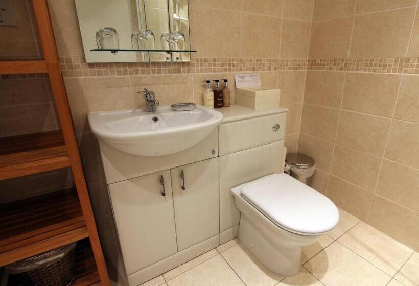 חדר משפחתי דלוקס, Inglewood House