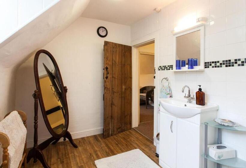 Номер Стандарт Вид на Реку, Inglewood House