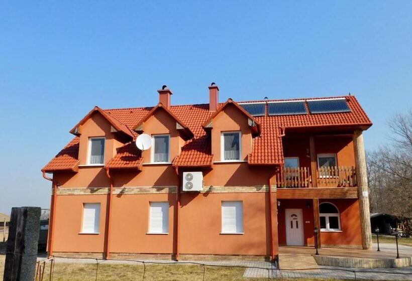 בית, 4 חדרי שינה, Csetáj Vendégház