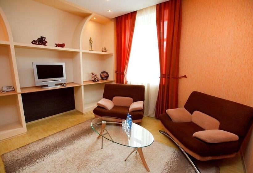 Люкс, Fifth Corner