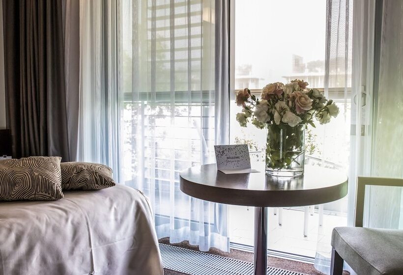 Трехместный Номер Стандарт Вид на Бассейн, Aqualux Hotel Spa Suite & Terme