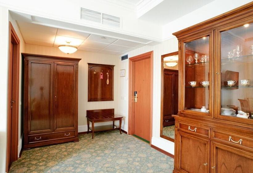 جناح, Complex Grinn