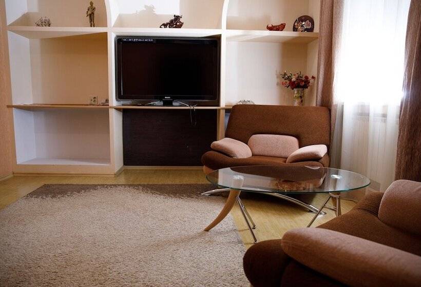 Люкс, Fifth Corner