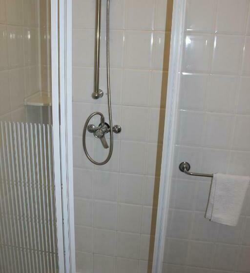 غرفة عائلية, The Moray House