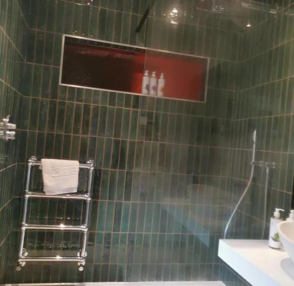 스위트 킹사이즈 침대, The Peat Spade Inn