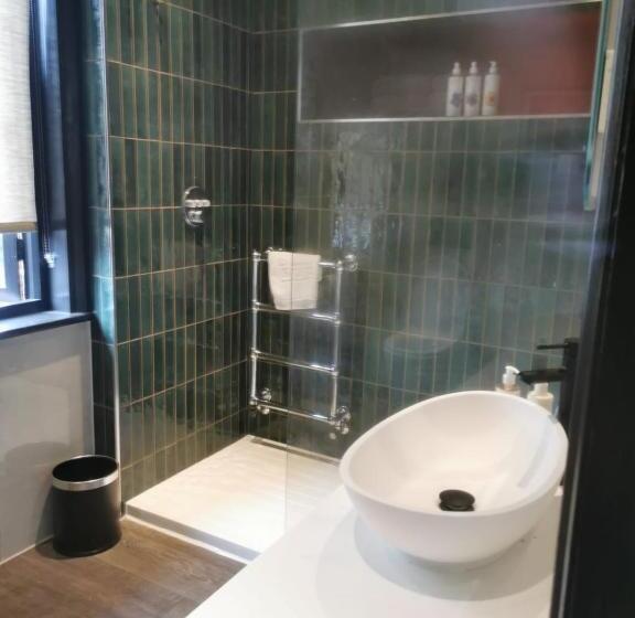 스위트 킹사이즈 침대, The Peat Spade Inn