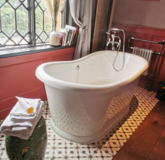 스위트 킹사이즈 침대, The Peat Spade Inn