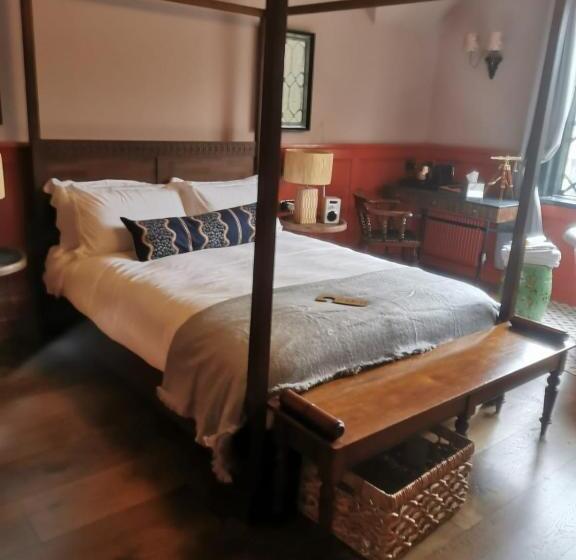 스위트 킹사이즈 침대, The Peat Spade Inn