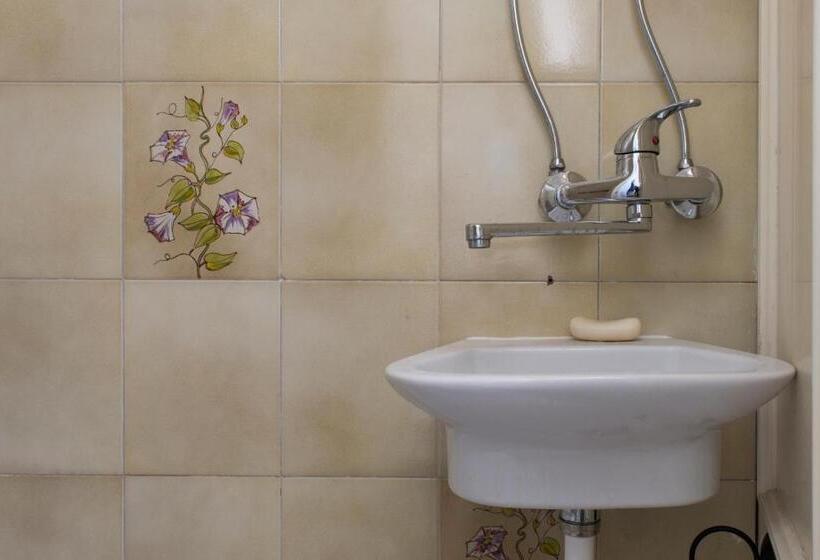 Standard Triple Room, 100 Craste