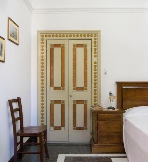 标准三人间, 100 Craste