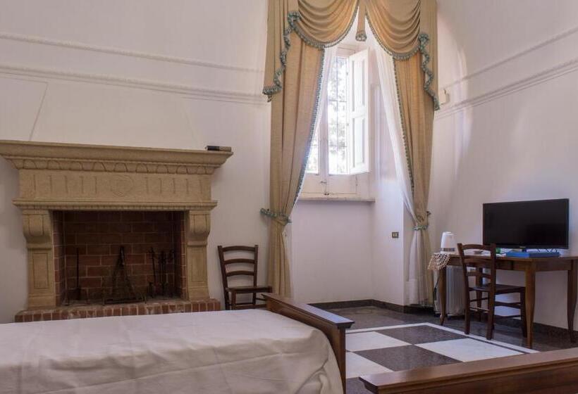 标准三人间, 100 Craste